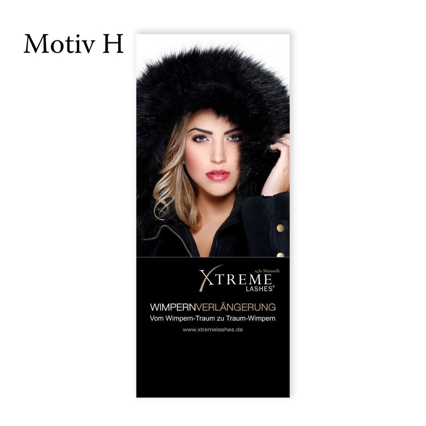 Frau mit blonden haarenund eine schwarzen Fellmütze ganz in schwarz gekleidet mit perfekten Wimpern Xtreme Lashes