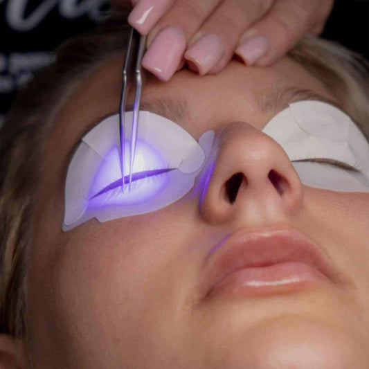 UV Wimpern Klebesystem System Flash Cure  wird am Auge angewendetXtreme Lashes