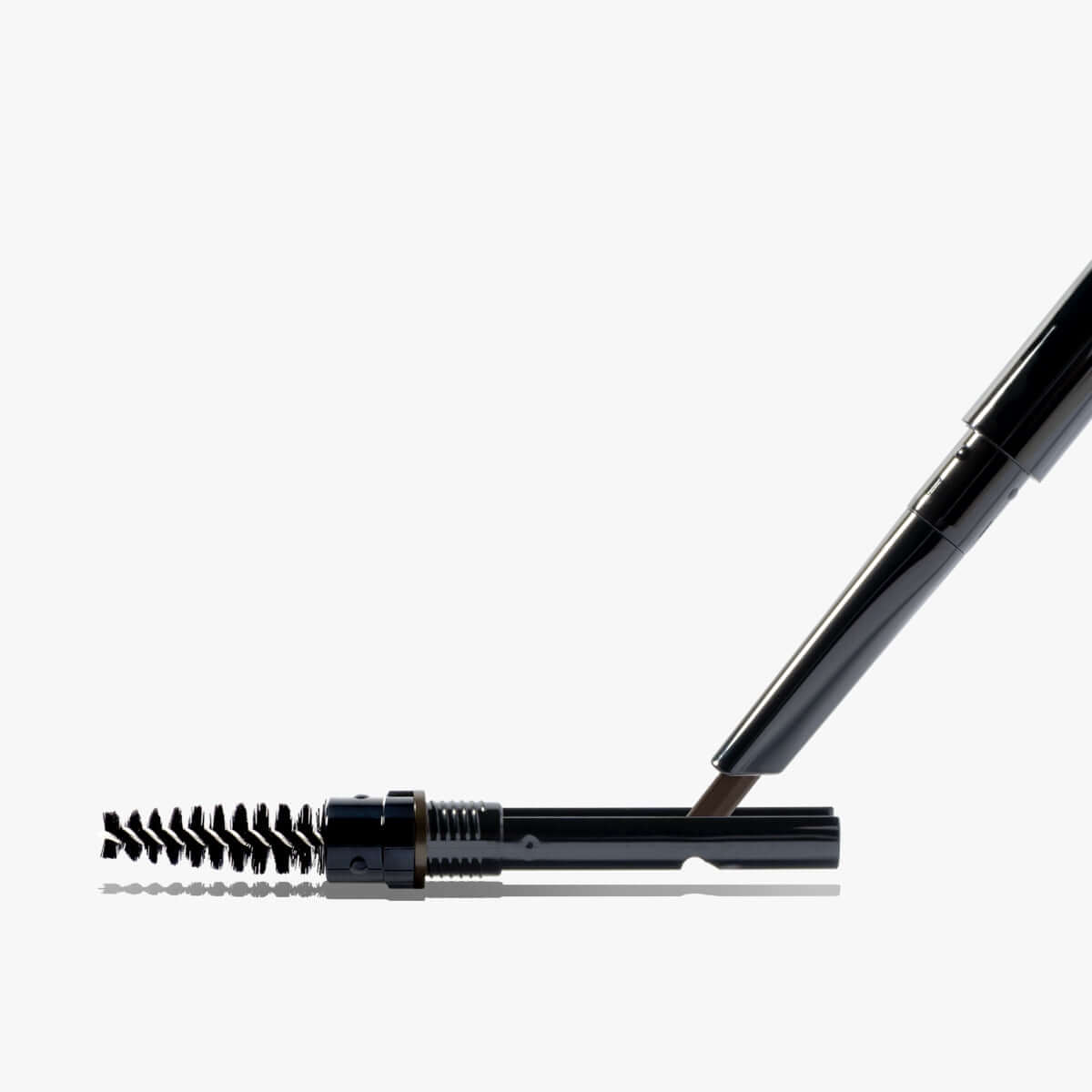 Der Augenbrauenstift hat einen integrierten Anspitzer mit dem man die dreieckge Mine leiche anspitzen kann Xtreme Lashes