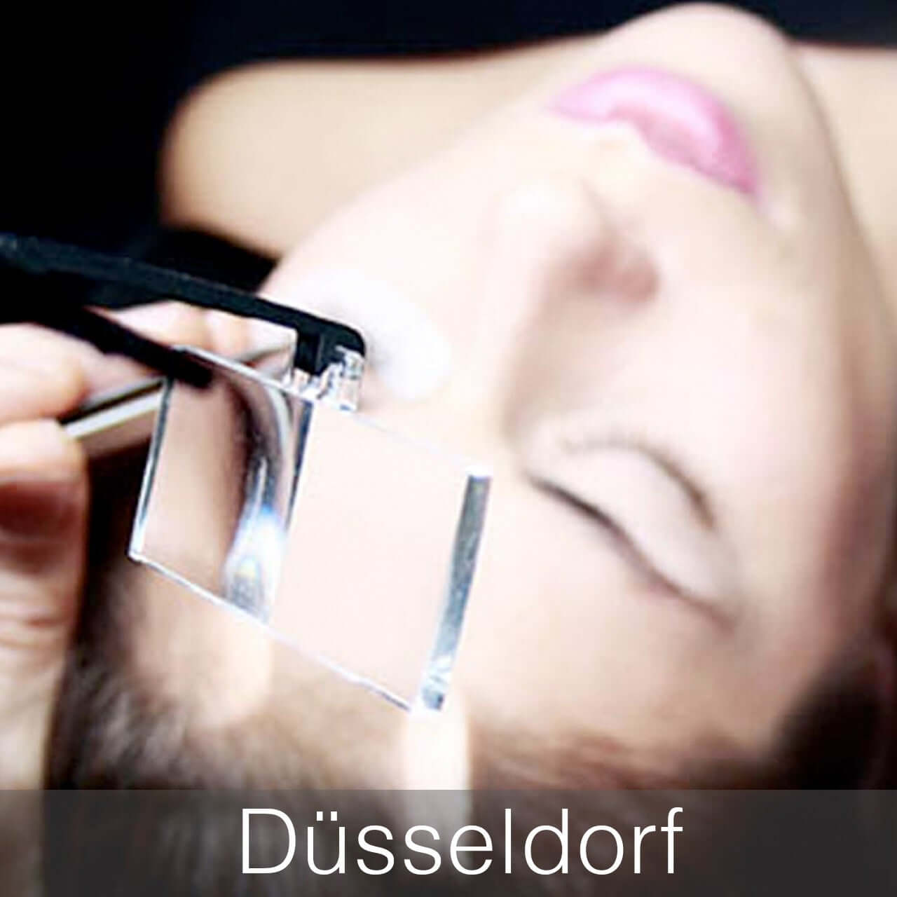 Wimpernverlängerung Basisschulung 2 Tage.Schülerin arbeitet mit einier Lupenbrille am Auge eines Models