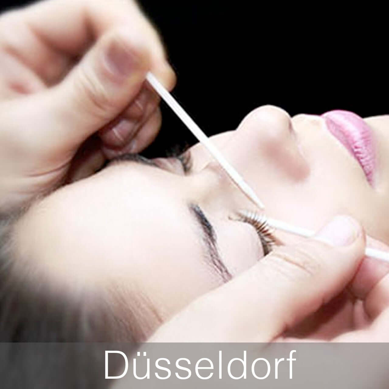 Wimpernverlängerung Basisschulung 2 Tage .Primer wird mit feinen Stäbchen am Augen von einer Schülerin am Auge aufgetragen.