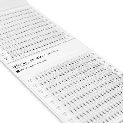 Eine geoeffnete Box Fertige Wimpernfächer 8D in X 50