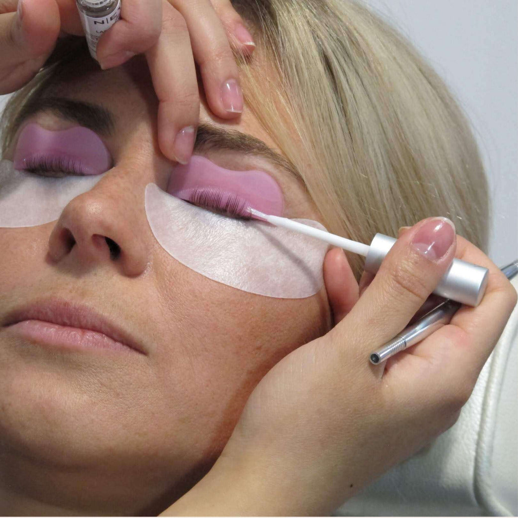 Lash Lifting Kleber von Neyes wird mit einem feinen Pinsela uf das Lifting Pad aufgetragen