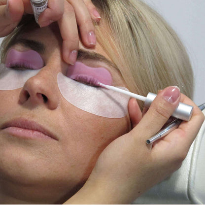Lash Lifting Kleber von Neyes wird mit einem feinen Pinsela uf das Lifting Pad aufgetragen