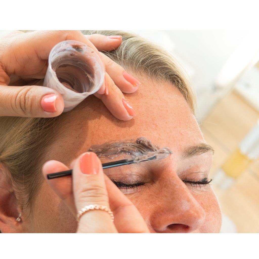 Augenbrauenfarben von Neyes wird auf die Augenbraue aufgetragen