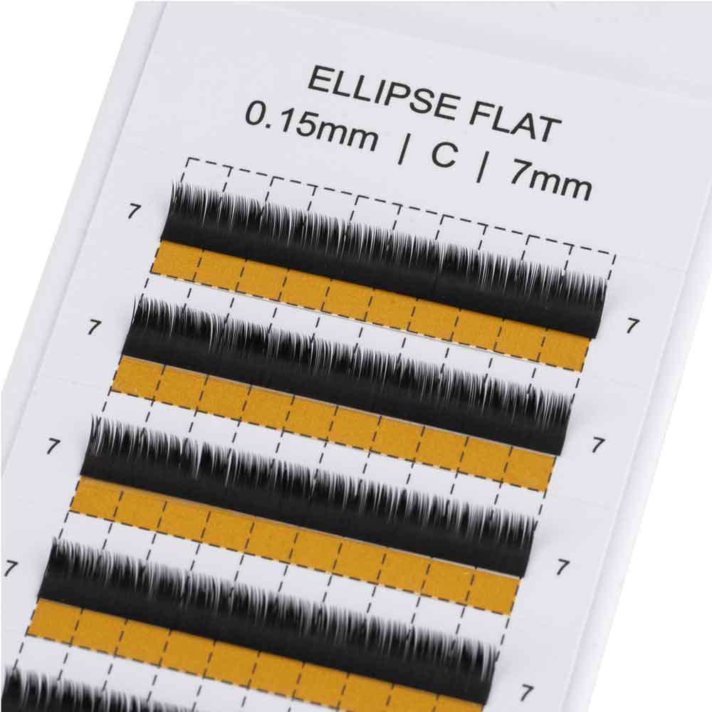 Ellipse Flat Lashes von NEYES vergrößerte Ansicht der Wimpern mit den goldenen einzelnen Streifen