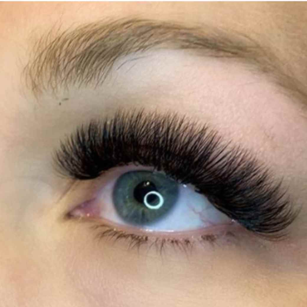 Volumenschulung Wimpernverlängerung .Volumenwimpern am Auge Xtreme Lashes