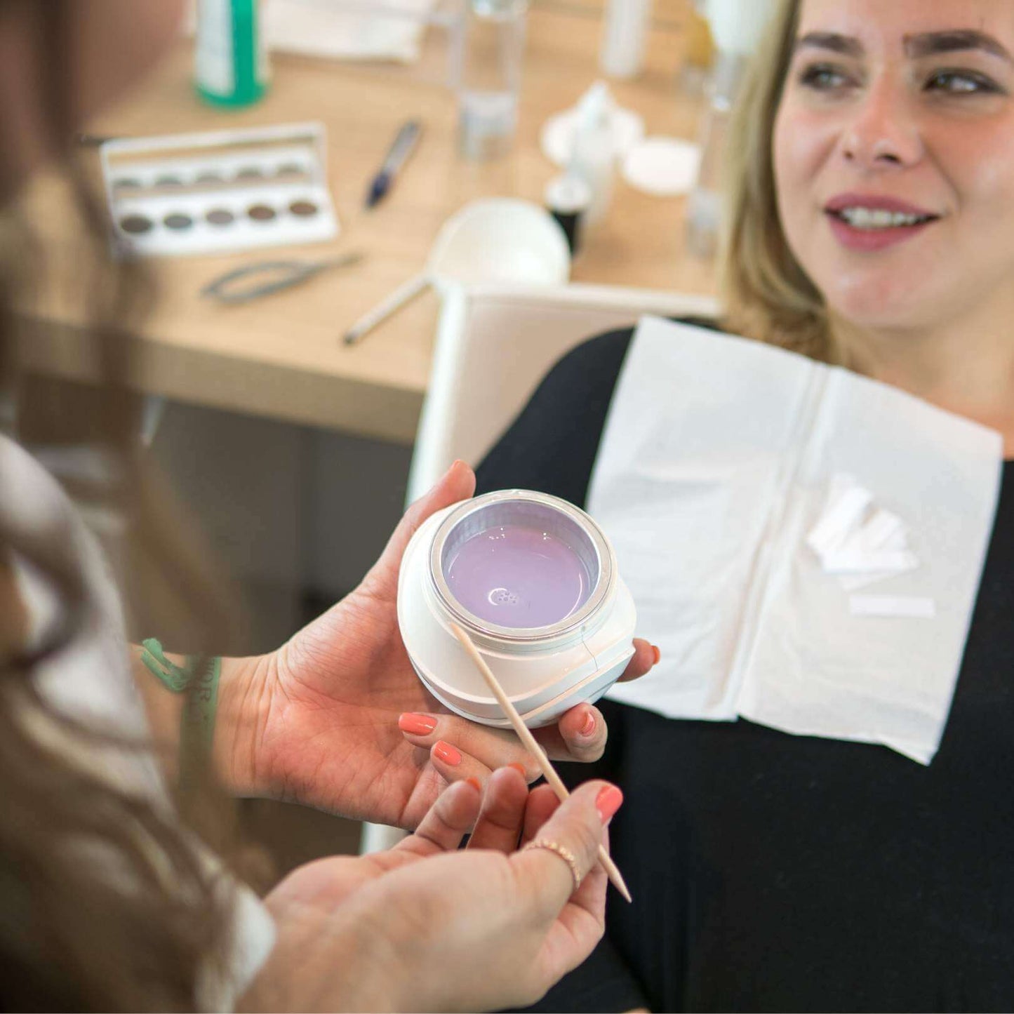 Wachsgerät von Neyes wird in der Anwendung gezeigt.Die wachskugel kann abgenommen werden um den Wachs direkt aus dem Erhizer aufzutragen