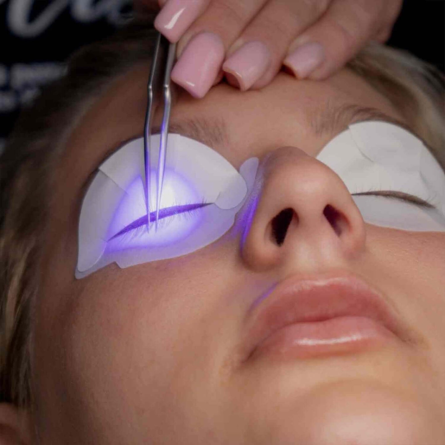 Wimpernverlängerungen Schulung-2Tage mit Zertifikat Xtreme Lashes.Schülerin erbeitet mit UV Licht am Auge
