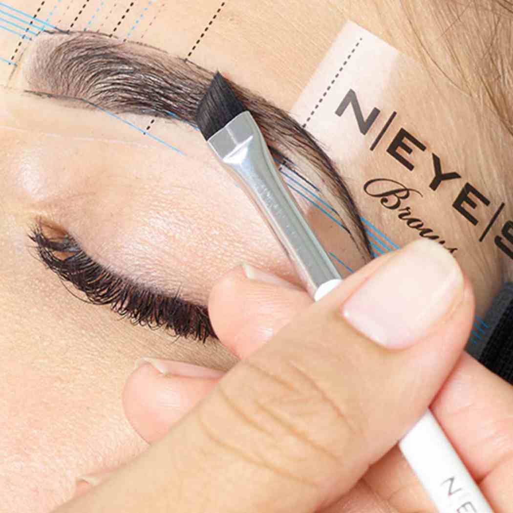 Mit einem Neyes Augenbrauenpinsel mit abgeschrägten Häärchen werden Augenbrauen nachgezeichnet