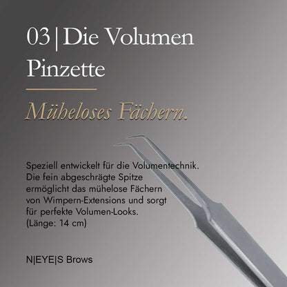 Makro-Nahaufnahme der perfekt schließenden Spitze der NEYES Volumen-Pinzette für den optimalen Halt von feinsten Extensions.